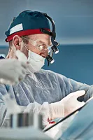 cirugia_alargamiento_peneano_urologo_rene_zamora_queretaro_133x200 Cirujano urologo realizando procedimiento de alargamiento peneano