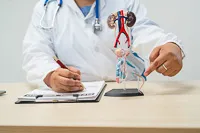 consulta_urologica_maqueta_rene_zamora_queretaro_200x133 Consulta urológica con doctor señalando maqueta del aparato reproductor masculino