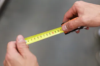 medicion_simbolica_tamano_pene_urologo_rene_zamora_queretaro_350x233 Manos masculinas midiendo con cinta metrica como simbolo del tamaño peneano