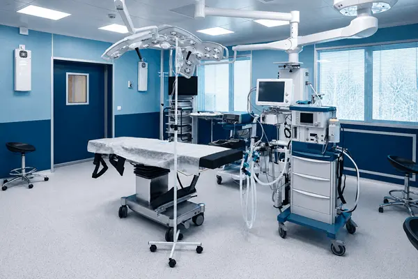 Sala quirurgica moderna utilizada para procedimientos de urologia masculina avanzada